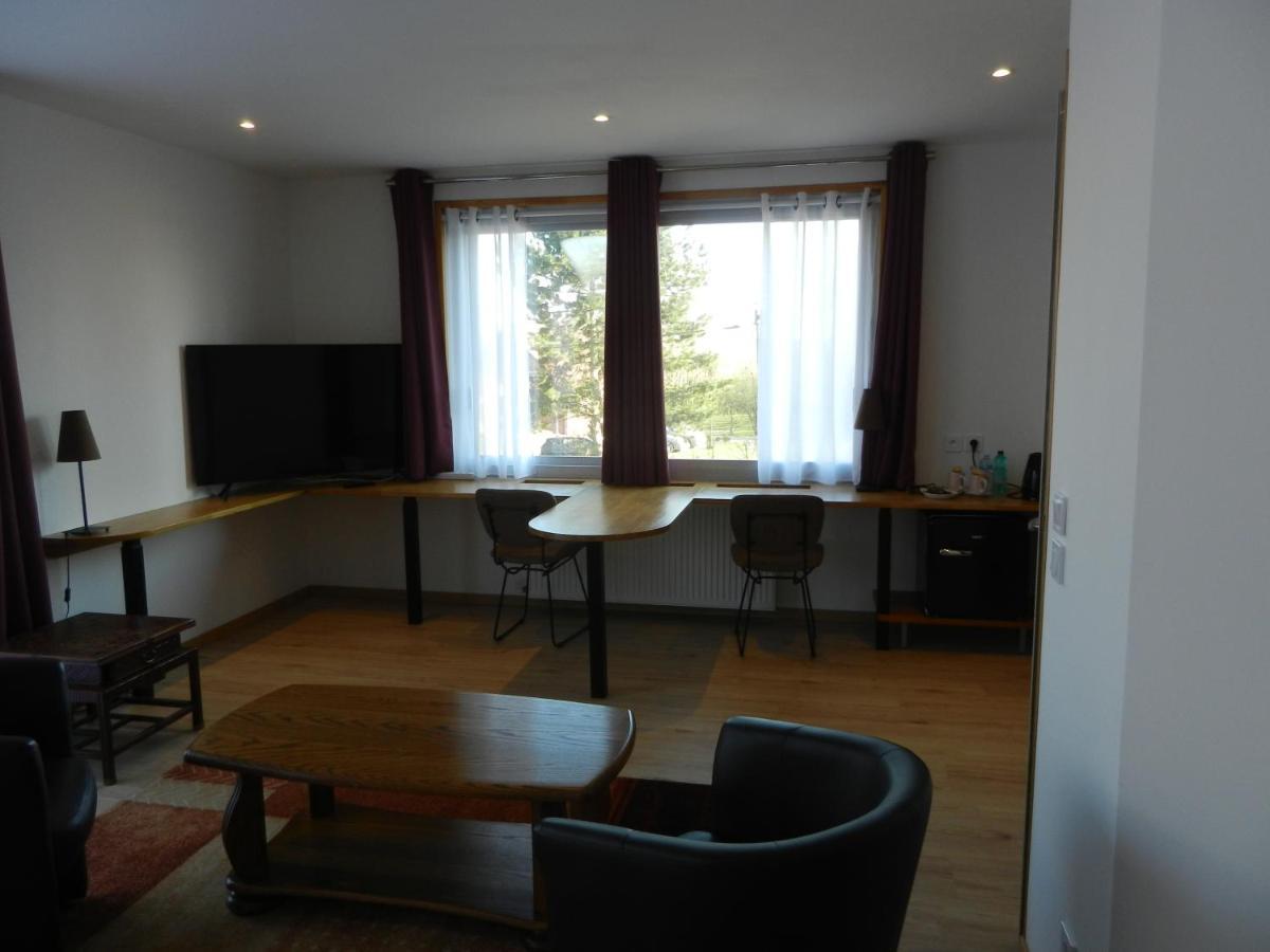 Hotel Les Charmilles De Mormal Landrecies Buitenkant foto