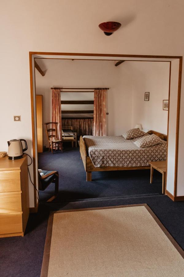 Hotel Les Charmilles De Mormal Landrecies Buitenkant foto